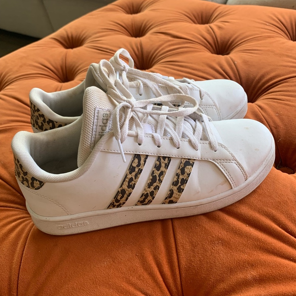 Adidas tennis shoe. Good condition